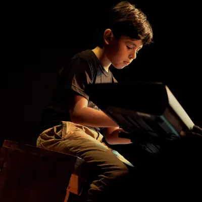 niño tocando en piano en un recital