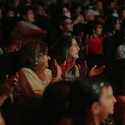 Público aplaudiendo en recital de fin de año