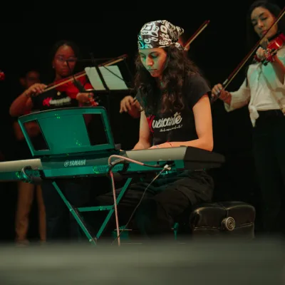 mujer joven tocando el piano en un recital