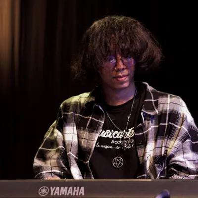 joven tocando el piano en un recital