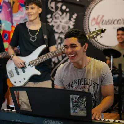 profesor de música tocando el piano en cali