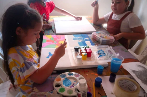 niñas pintando un cuadro de colores