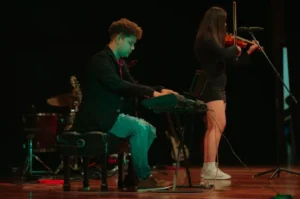 chico tocando el piano en un recital