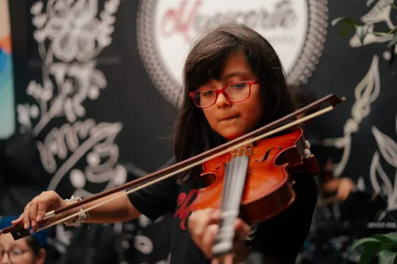 niña prácticando el violín