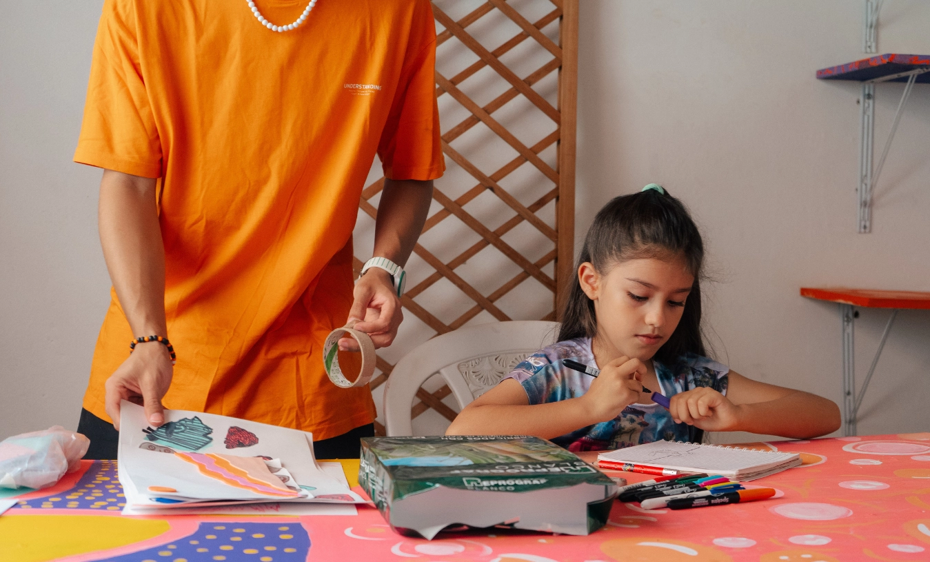 niña en una clase de artes