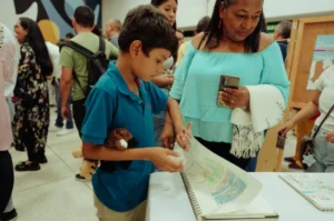 Lee más sobre el artículo ¿Cómo la Música y el Arte Revelan el Mundo Interior de Tus Hijos?