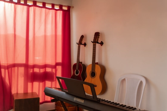 Lee más sobre el artículo Cómo Organizar Una Rutina Artística En Casa Sin Estrés