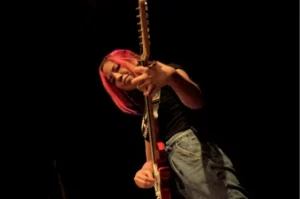 adolescente tocando el bajo