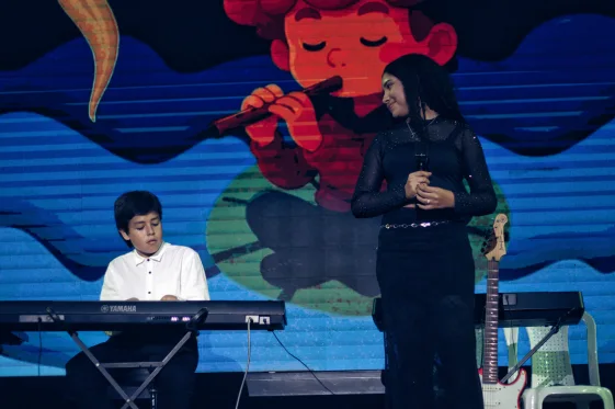 niños tocando en vivo