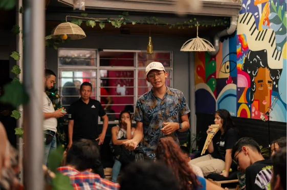 personas conviviendo en un espacio creativo como arteterapia