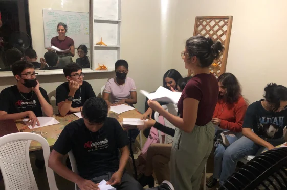 Estudiantes creando un portafolio ganador para artista visual en el curso preuniversitario de Musicarte