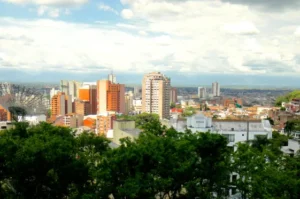 Lee más sobre el artículo Ruta de la Brisa: 5 lugares para dibujar en Cali con tu sketchbook