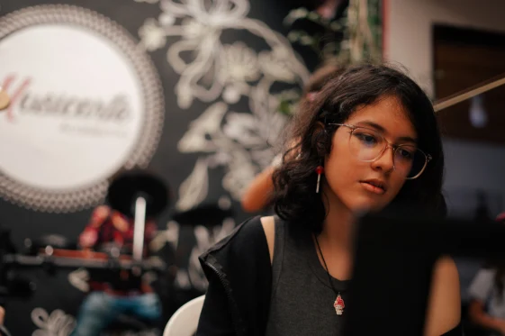 Lee más sobre el artículo Detox Creativo 2026: El Reto de 21 Días Para Soltar el Celular y Recuperar tu Paz