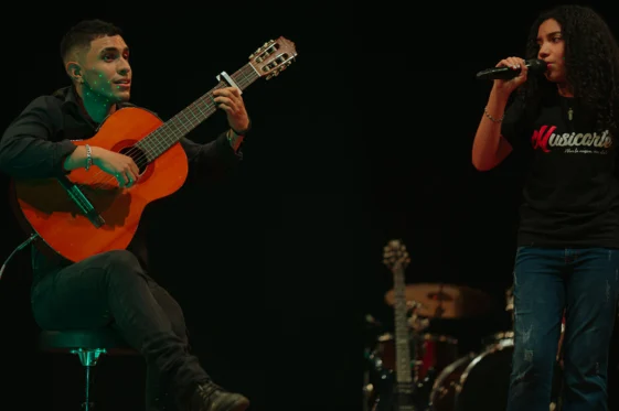 musicos entrenando su oído relativo usando una guitarra y el canto