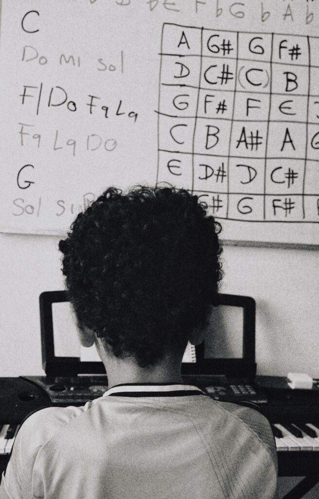 Estudiante de música experimentando un diálogo horizontal en su aprendizaje