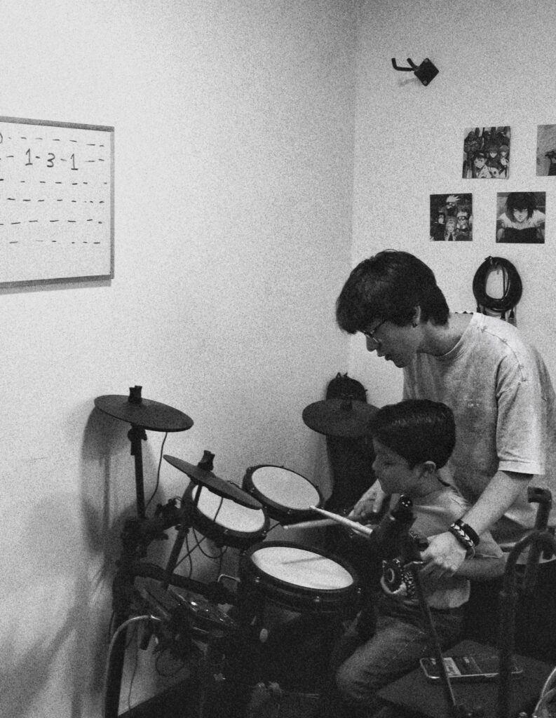 Un profesor de música en Cali guiando a su estudiante en Academia Musicarte