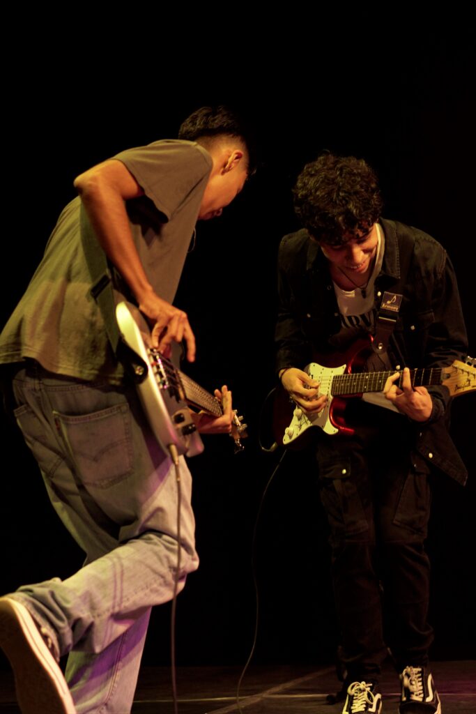 Jóvenes practicando ensamble para crear una banda musical en Cali