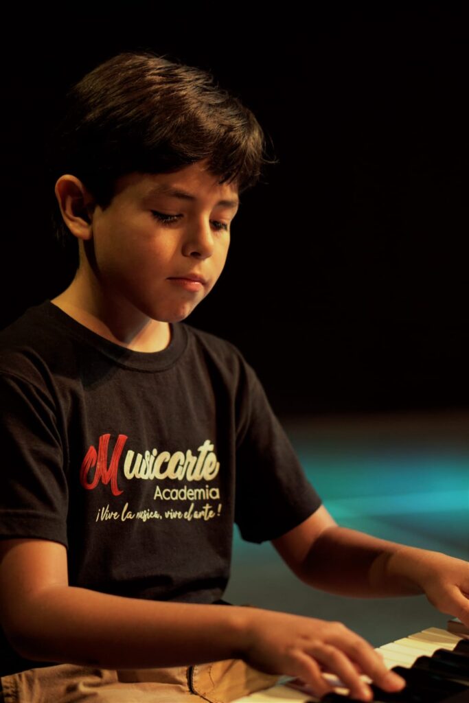 mostrar al estudiante tocando el piano 