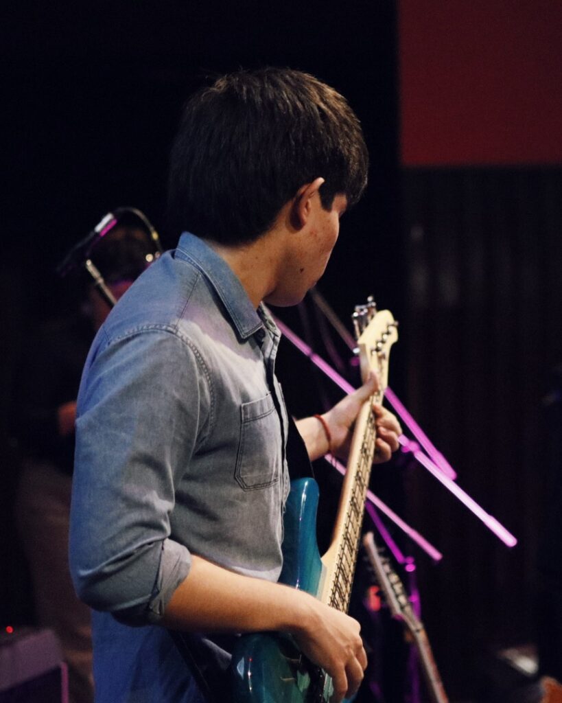 Estudiante de Academia Musicarte aprendiendo a ser un buen bajista en Cali