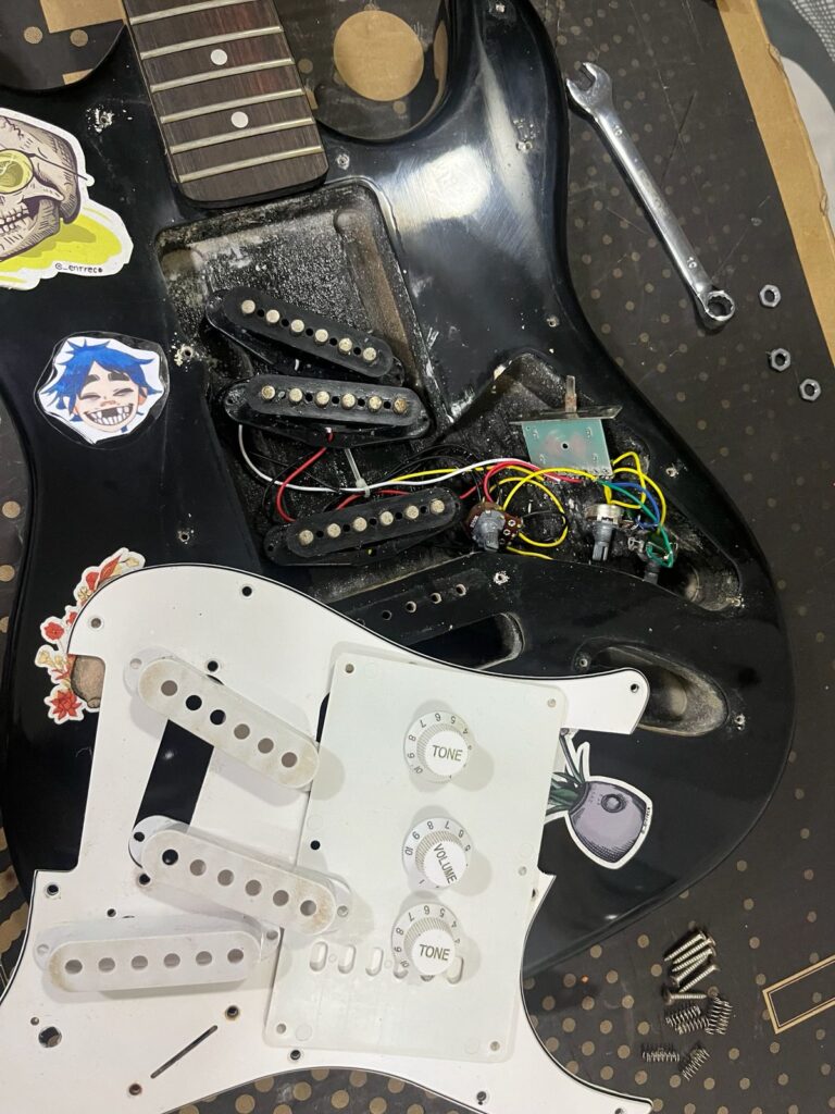 Artesano luthier trabajando en su taller para reparar instrumentos en Cali