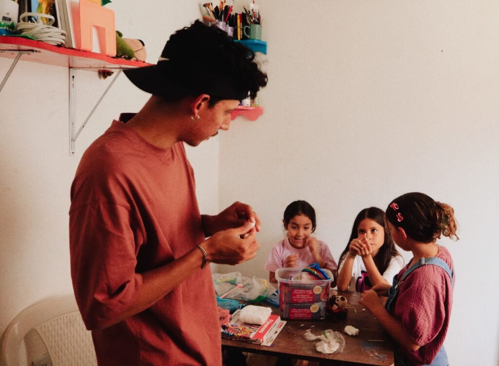 Niños disfrutando en una clase grupal de arte, dibujo y pintura.