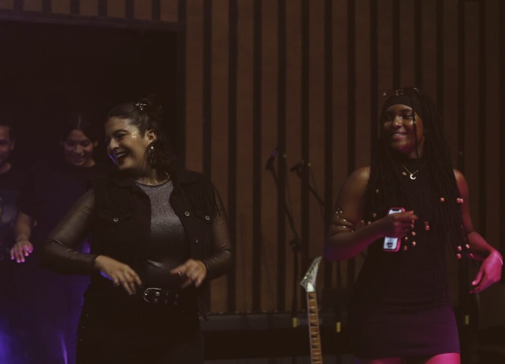 Personas disfrutando en sus clases de baile y aprendiendo técnica