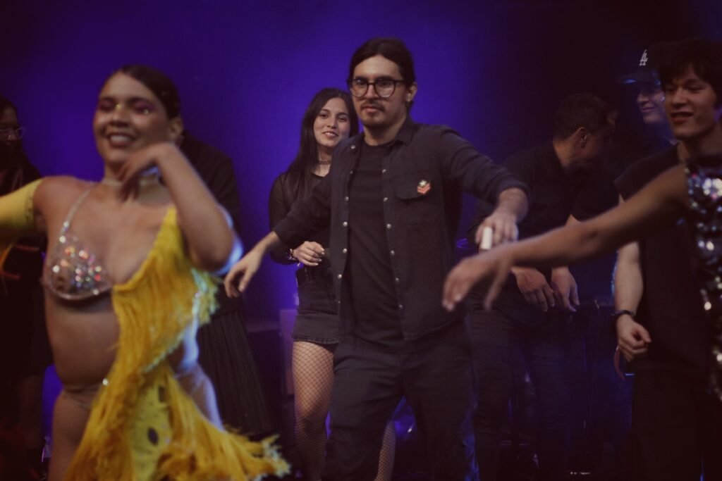 Personas disfrutando en sus clases de baile y aprendiendo técnica.